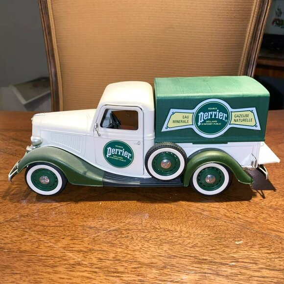 Solido Ford V8 Pick Up 1936 Perrier Graphics Model Truck 1/19 Scale - Picture 3 of 10
